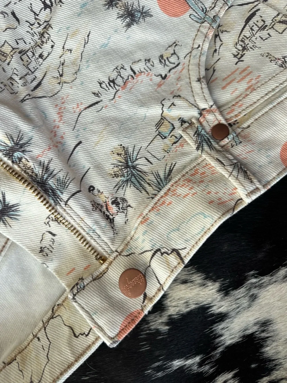 Wrangler Desert Scene High-Rise Jean Shorts in Light Cream with Coral Accents - Picture 4 of 5